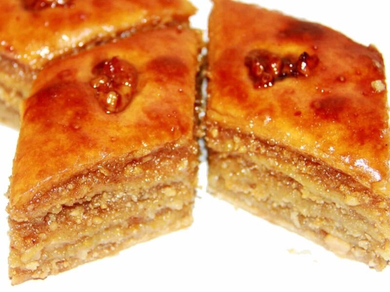 Пахлава с грецкими орехами и мёдом — рецепт с фото пошагово