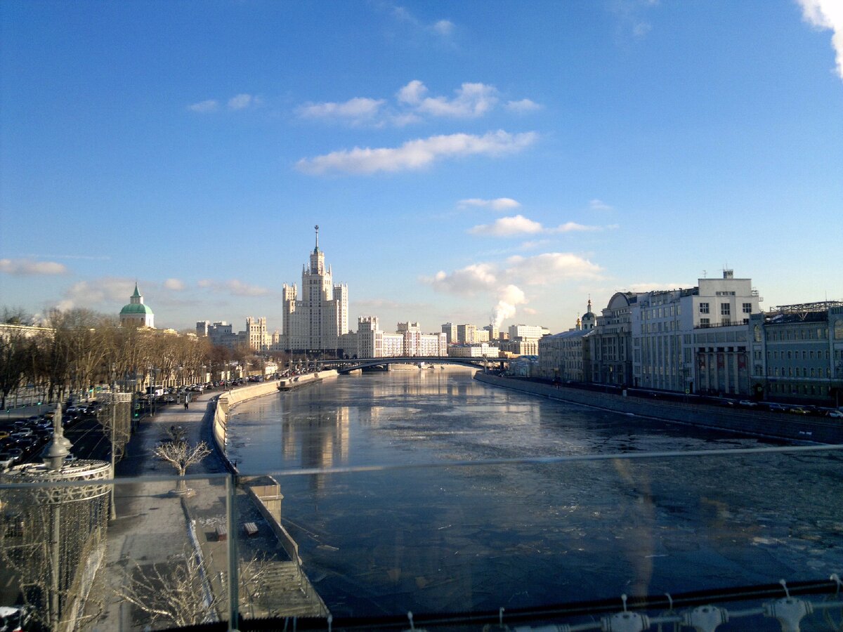 Вид на Москву реку с летящего моста река покрыта льдом но уже не сплошным.