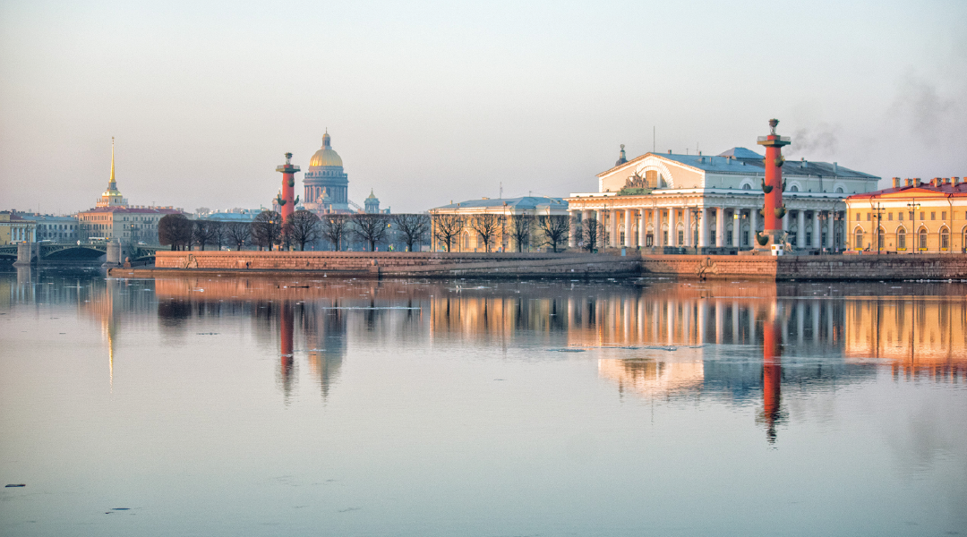 Стрелка Васильевского острова с воды