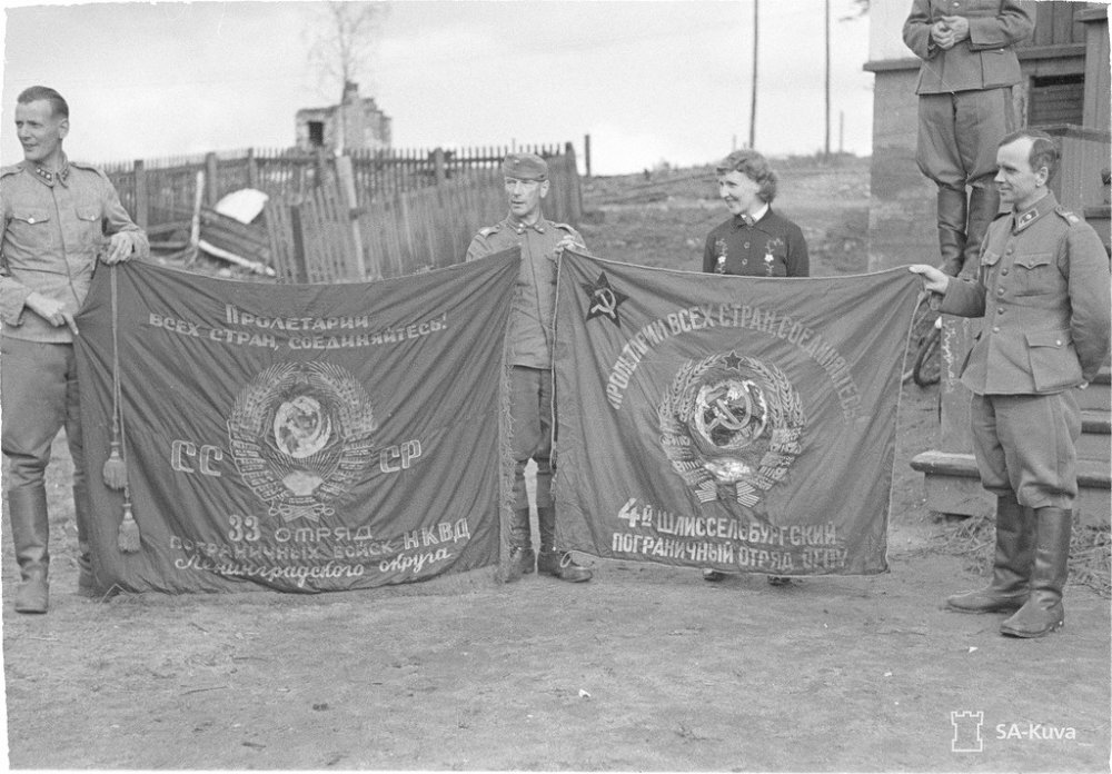 Финские солдаты с захваченными знаменами погранотрядов.