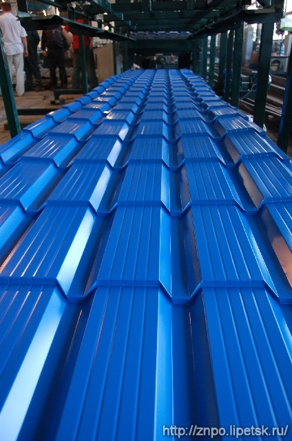 Металлочерепица пришла к нам из практичной Скандинавии. По сути, это продукт, который объединил все лучшие свойства таких кровельных материалов, как классическая черепица и профнастил.