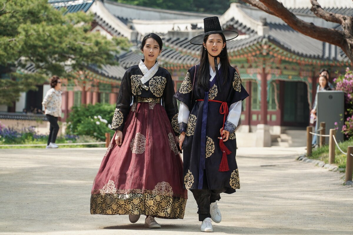 Чосон это. Ханбок династии Чосон. Южная Корея ханбок. Ханбок королевы Чосона. Ханбок короля Чосона.