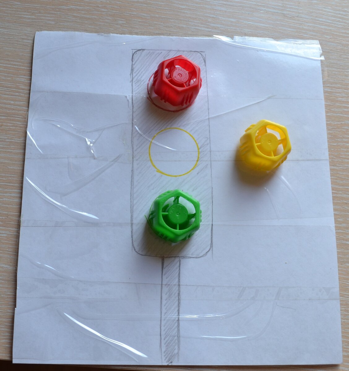 Можно использовать крышки от детского питания или пуговицы соответствующего цвета