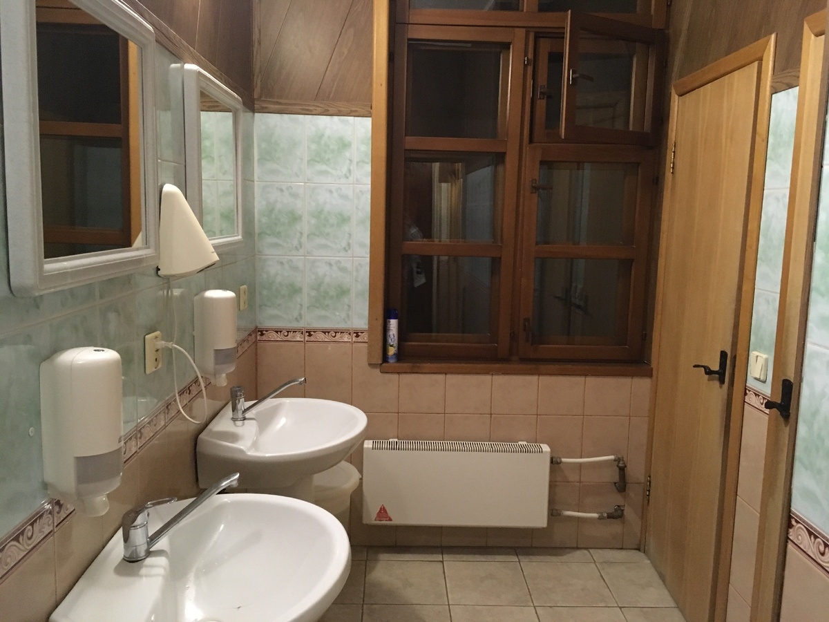 Женский туалет. Две кабинки