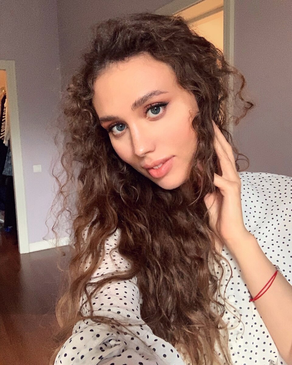 Instagram: Arielle.Nova