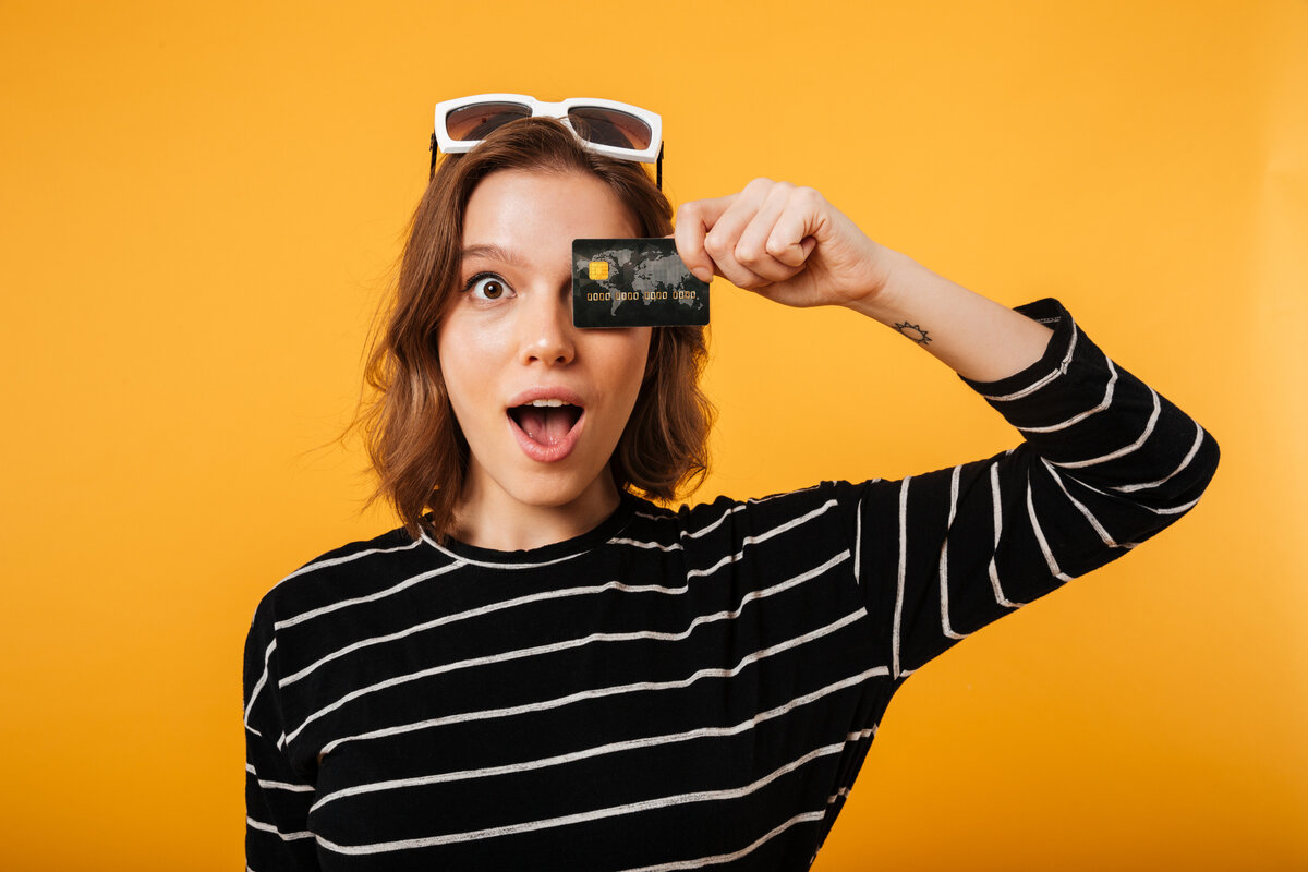 Источник фото: https://www.freepik.com/free-photo/portrait-girl-holding-credit-card-her-face_6781224.htm#position=0