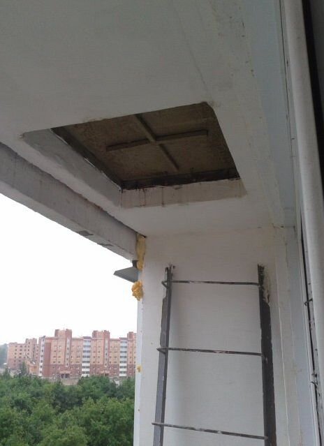 пожарная лестница на балконе. иногда встречается в старых домах.