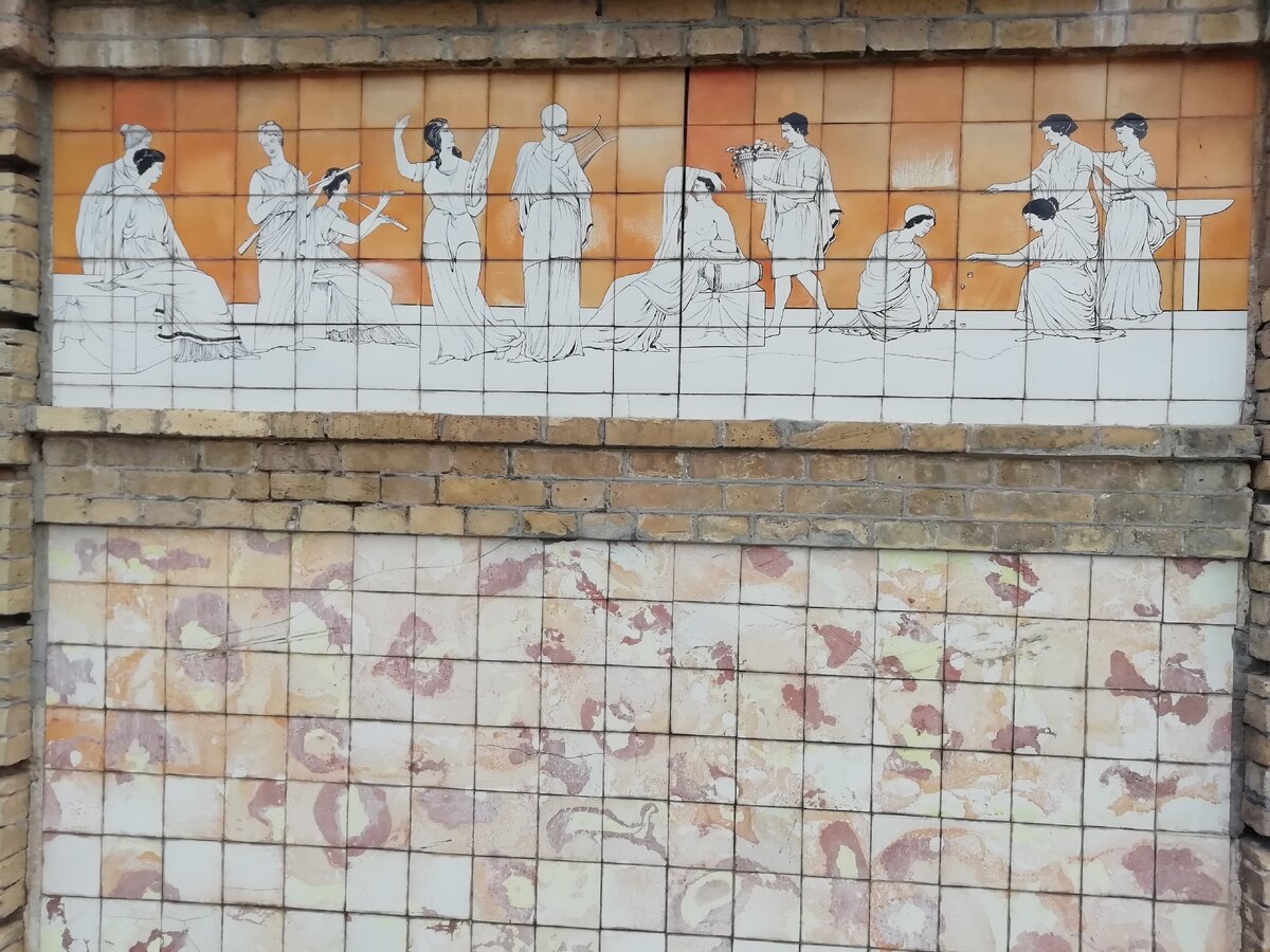 Керамическте панно, заказанное известному живописцу И.Л.Калмыкову  и изготовленное в его керамической мастерской