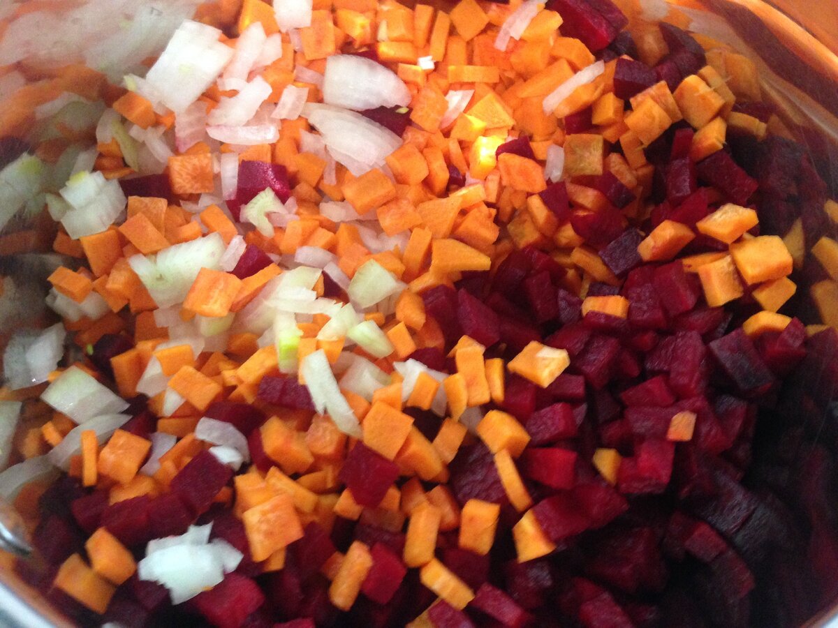 Нарезали овощи, уложили в сотейник