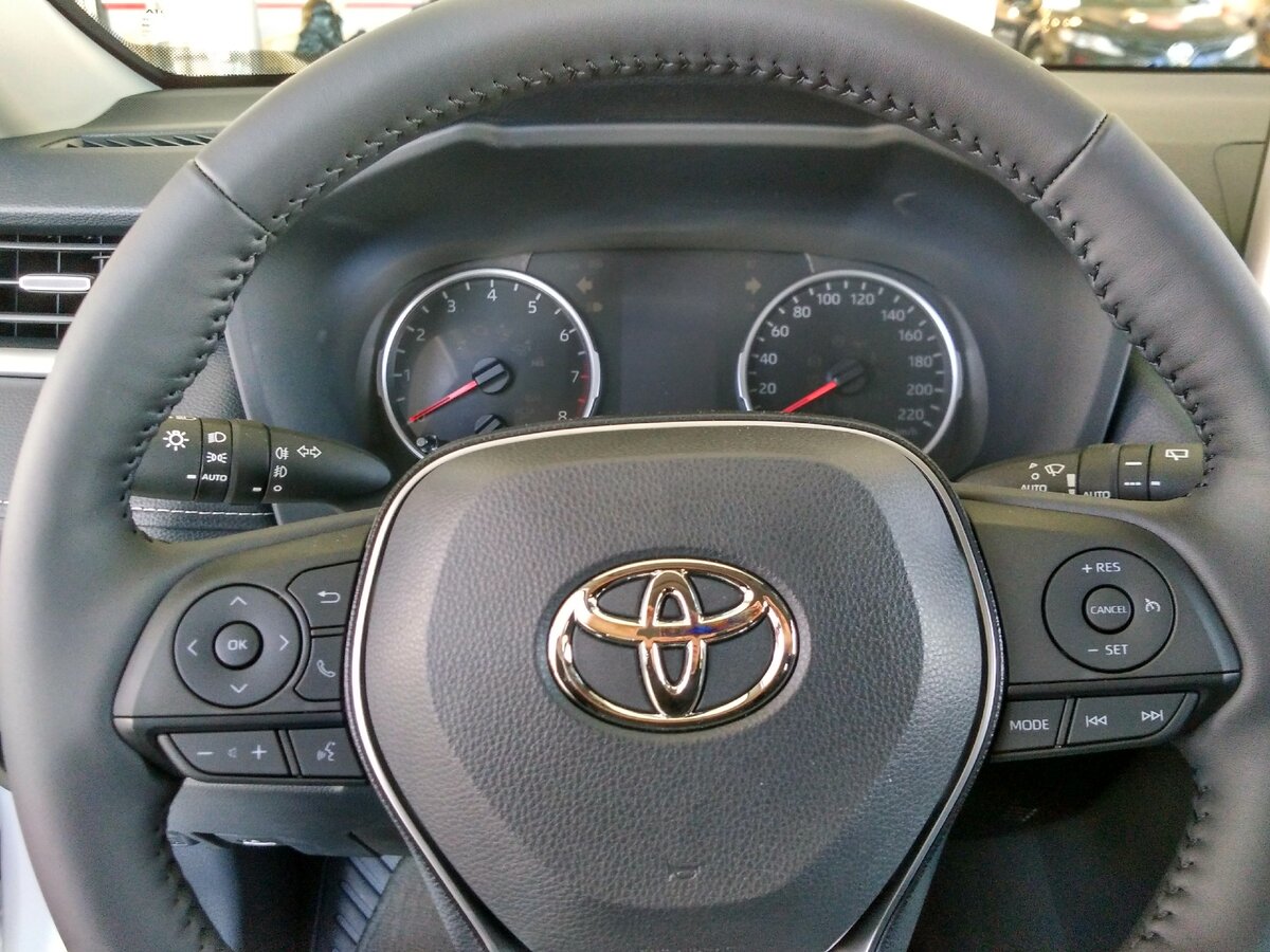Toyota RAV4: салон, руль, панель приборов