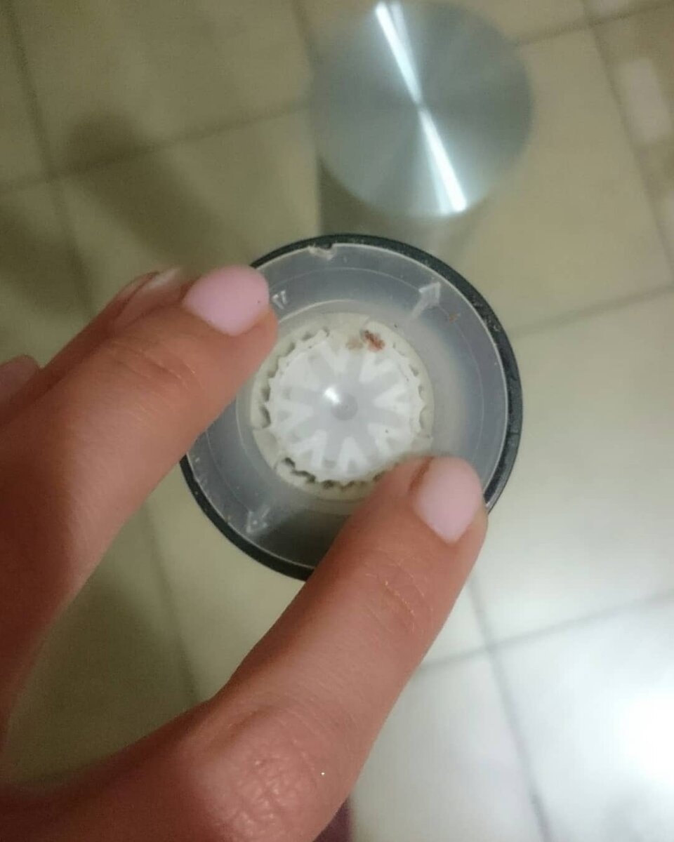 Можно ли использовать мельницу повторно. Открыть мельницу для специй kotanyi. Как открыть мельницу для перца. Как разобрать мельницу для специй одноразовую. Разобрать мельницу для перца kotanyi.