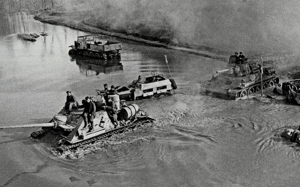 Советские САУ СУ-85 и танк Т-34 форсируют реку в Померании. Фото: waralbum.ru