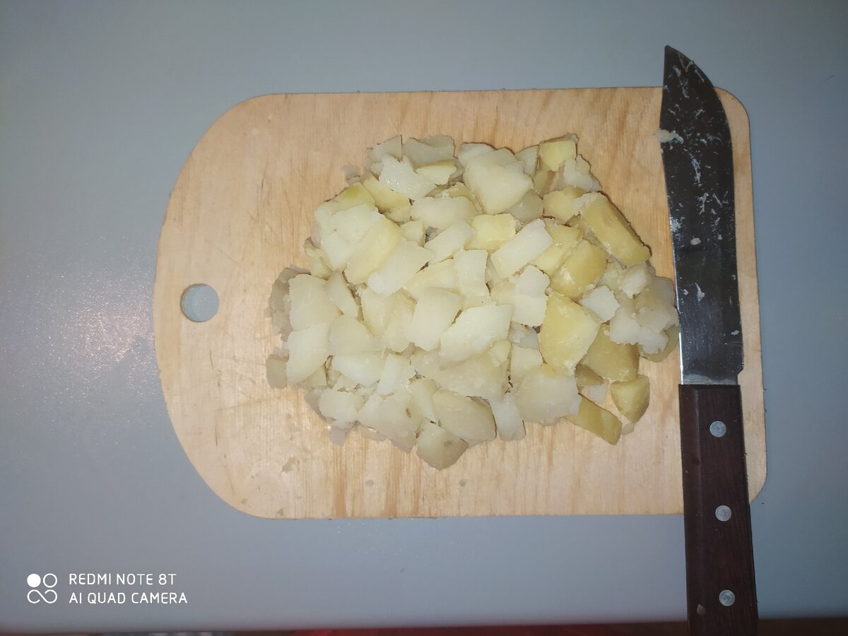 1)Вареный картофель нарезать кубиками.