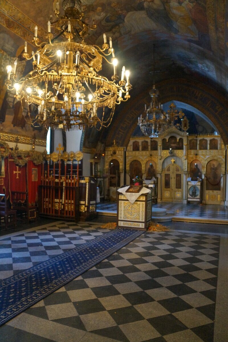 В Белградской церкви Ружица люстры сделаны из гильз