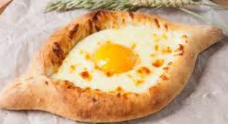 Как приготовить хачапури по-аджарски:
1-Дрожжи растворите в теплом молоке и оставьте до образования пены.
2-В миску просейте 450 г муки, добавьте соль и в центре горки сделайте небольшое углубление, в которое влейте 50 мл молока, 300 мл воды, одно яйцо, 100 г растительно-сливочного смеси и вспененные дрожжи. Руками перемешайте муку и замесите не очень крутое тесто.
3-Тесто подошло, обомните руками и поделите на 5-6 частей по 200 г.
4-Каждый кусочек теста сформируйте в шар, положите на стол, посыпанный мукой, раскатайте до овальной формы диаметром 30-35 см, защипать края, формируя челнок. Положите на смазанный противень, прикройте чистой салфеткой и оставьте немного подниматься.