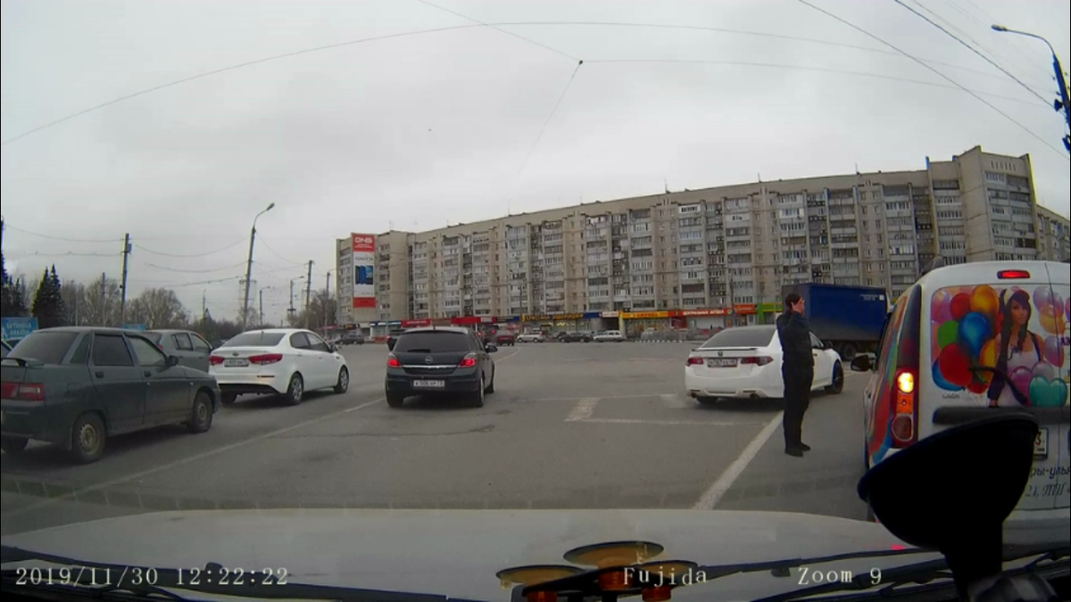 впереди,на белой хонде мой собеседник