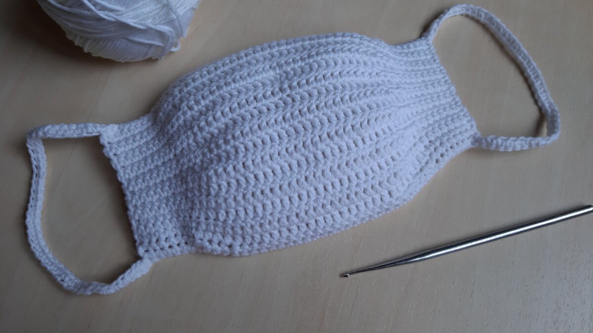 Вот такую маску связала крючком