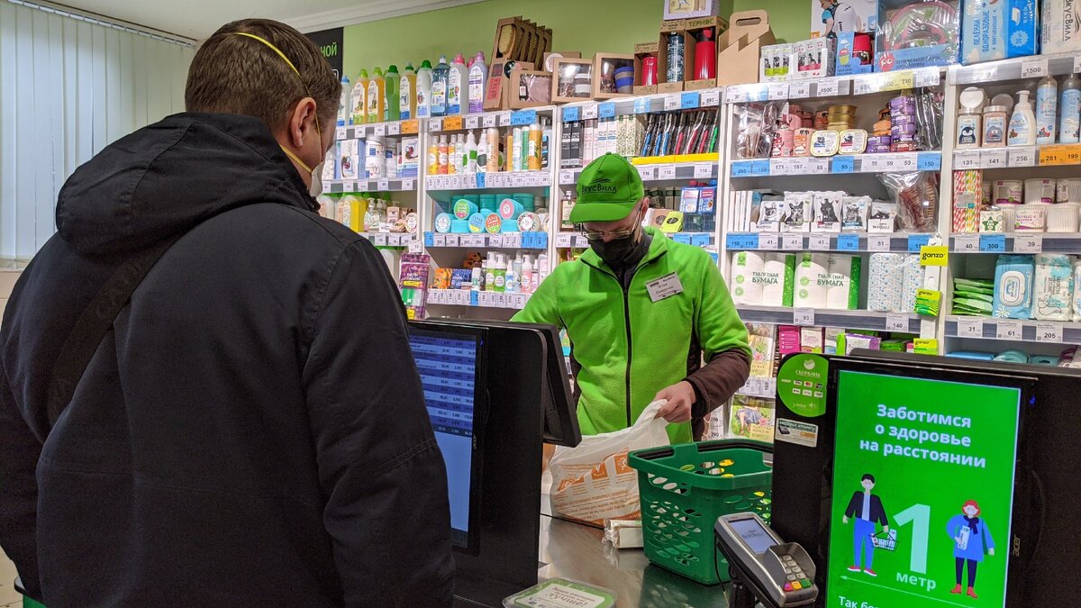 В магазине продавцы давно в масках, как и часть покупателей. Зашел - одел маску. Вышел - снял?