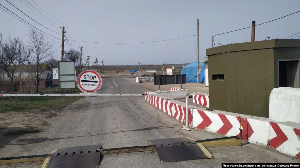 Пустующее КПВВ в поселке Гнутово под Мариуполем