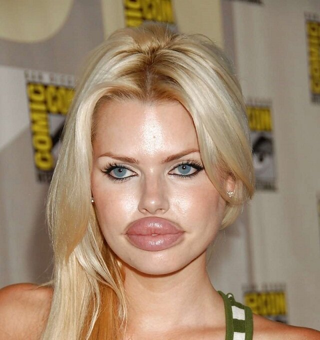 Типичный образ певицы ртом