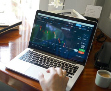 Биржевые платформы разделяют на 2 больших группы: