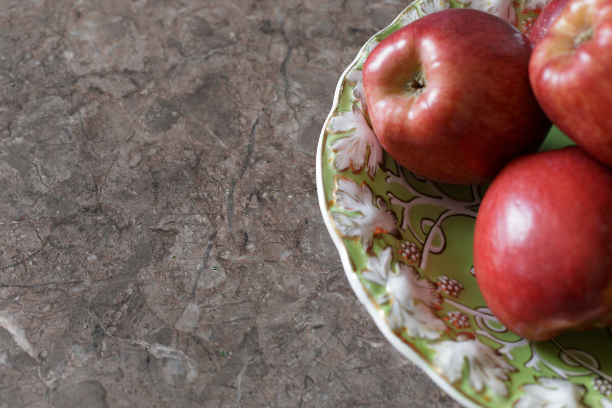 Столешница из ДСП цвета «альгамбра» в кухне, созданной «Марией» для известной поэтессы Ларисы Рубальской