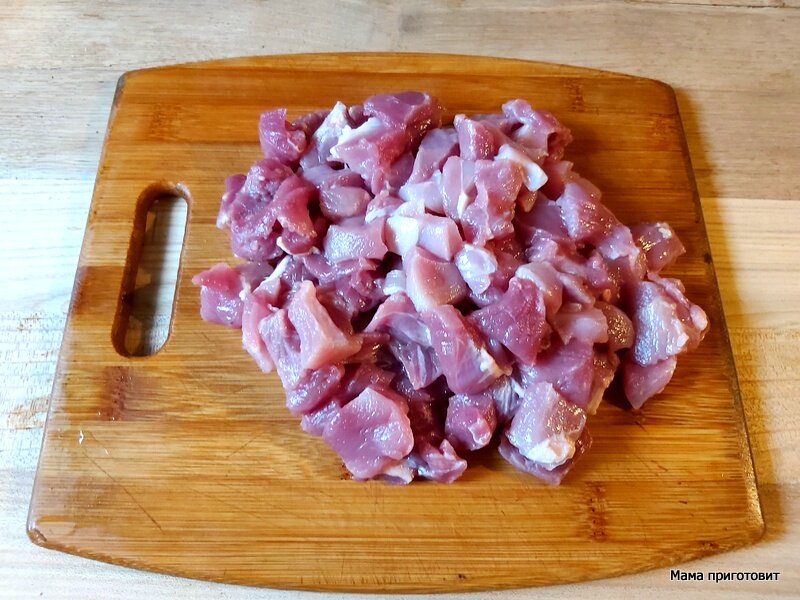 Мясо нарезаем.