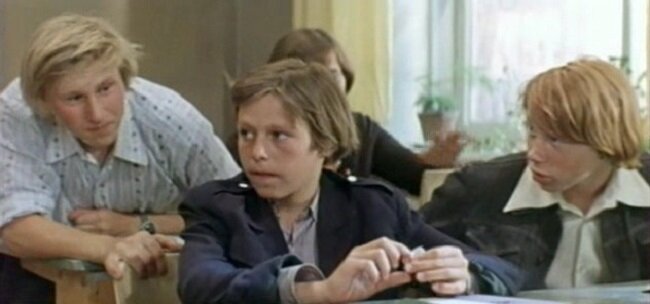 Он из любви к искусству срывает уроки... Был бы самодостаточен - послал бы всех подначивающих - к чёрту. Скриншот. Источник - YouTube