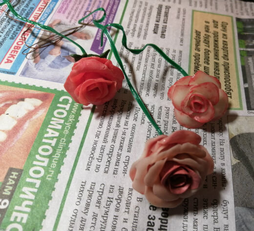 "Три алые розы упали на грудь, ах, милая Надя, меня не забудь"