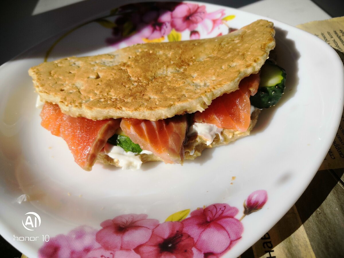 Овсяноблин с творожным сыром, огурцом и семгой