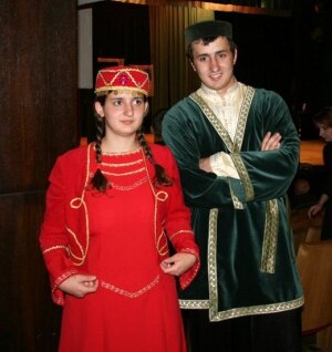 Религия и культура караимов
Караимская община и сегодня сохранила свою религию, обычаи и культуру. Караимы заботятся и о дальнейшем сохранении своих традиций, а Тракай сейчас считается центром культуры этого народа, где у них есть свой молитвенный дом (кинеса).
Богослужение проходит на караимском языке, именно это помогает народу не забыть родной язык. Молитвы читаются на коленях или стоя. На скамейках, установленных в зале, каждый имеет свое унаследованное от предков место. В караимизме отсутствует исповедь, об отпущении грехов каждый молит Бога сам. По традиции гахама (главу караимского духовенства) и газзанов(священников) выбирает народ.
