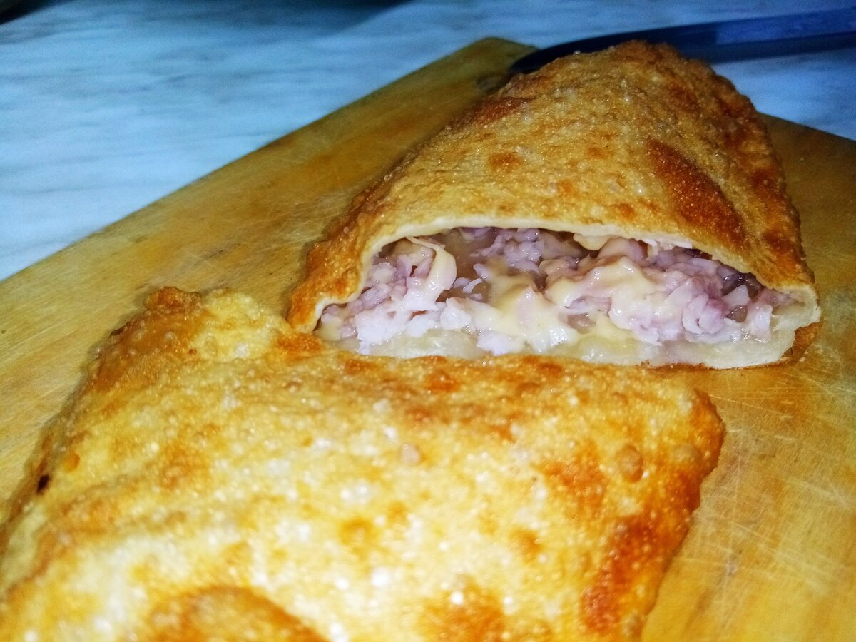 Чебурек с ветчиной и сыром
