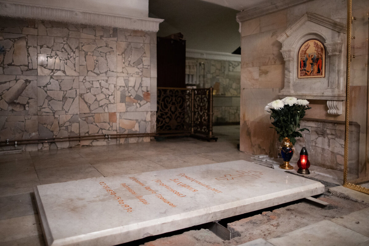 Родился старец в 1850 году 2 сентября. При крещении ему дали имя Захария в честь пророка Божия Захарии, отца Иоанна Крестителя. Родители Захарии были крестьяне, бывшие крепостные Нарышкиных, жили очень богато, были «сами хозяева», как в то время говорили. Жили они в Калужской губернии. Детей у них было 11 человек. Захария родился одиннадцатым. Многие из братьев и сестер по времени умерли. 
Родился Захария не дома, а в поле. До последних минут работала его матушка Татьяна Минаевна, и вот перед рождением ребенка она пошла в поле стелить лен, пошла одна, и пришло время ее, и без посторонней помощи произвела она на свет младенца мужского пола. А холодно было. Положила мать сына в подол, нечем было завернуть, и принесла домой. Отец Захарии Иван Дмитриевич был верующим человеком. Он часто ходил в церковь и усердно молился. Умело вел хозяйство, иногда торговал яблоками и семенами, но имел большой недостаток: здорово пил и в пьяном виде ругал жену, хотя по природе был очень добр. Выпьет бывало и говорит сынку: «Захар, я тебе гостинцев привезу». — «Не надо, ты пьян», — отвечает ему семилетний сын, который с детства отвращался всего дурного и некрасивого. «Ах, ты мошенник, разве можно папаше так отвечать», — останавливала сына мать Татьяна Минаевна. А надо сказать, что мать Захарии была святой жизни человек. Всем-то она помогала, всех-то она любила. Хлеб ковригами бедным давала, и мясо, и другие съестные запасы. Ничего-то она для неимущих не жалела. Да, кроме того, советы давала. Без ее совета и замуж не идут и не женятся. Все надо у Татьяны Минаевны спросить и сделать так, как она скажет. Громадным авторитетом и уважением пользовалась она среди своих сельчан.

И сынка-то она воспитала так, чтобы более всего привить ему любовь помогать всем бедным и страждущим, чем только он сможет. Бывало играет он с ребятишками, проголодается, попросит хлебца, мать дает большую ковригу и говорит: «Ты сначала товарищей накорми, а потом и сам съешь». Эти требования благочестивой матери быстро привились к нежному сердцу мальчика.

Бывало отец Захарии, выезжая торговать семечками и яблоками, возьмет с собой сынка, и стоит ему только отойти, как мальчуган начинает без денег бедным отпускать товар. Сам бывало зовет покупателей и щедрой рукой делится с ними своим товаром.

Ребята любили кроткого Захарию и прозвали его «попом». «Мы на поле церковь выстроим, и ты, Захар, будешь нашим попом и венчай нас», — говорили ему молодые друзья.