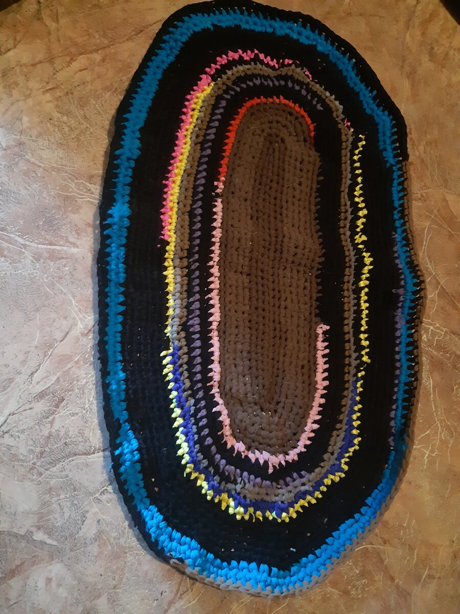 Говорит, что еще будет довязывать, пока ниток мало