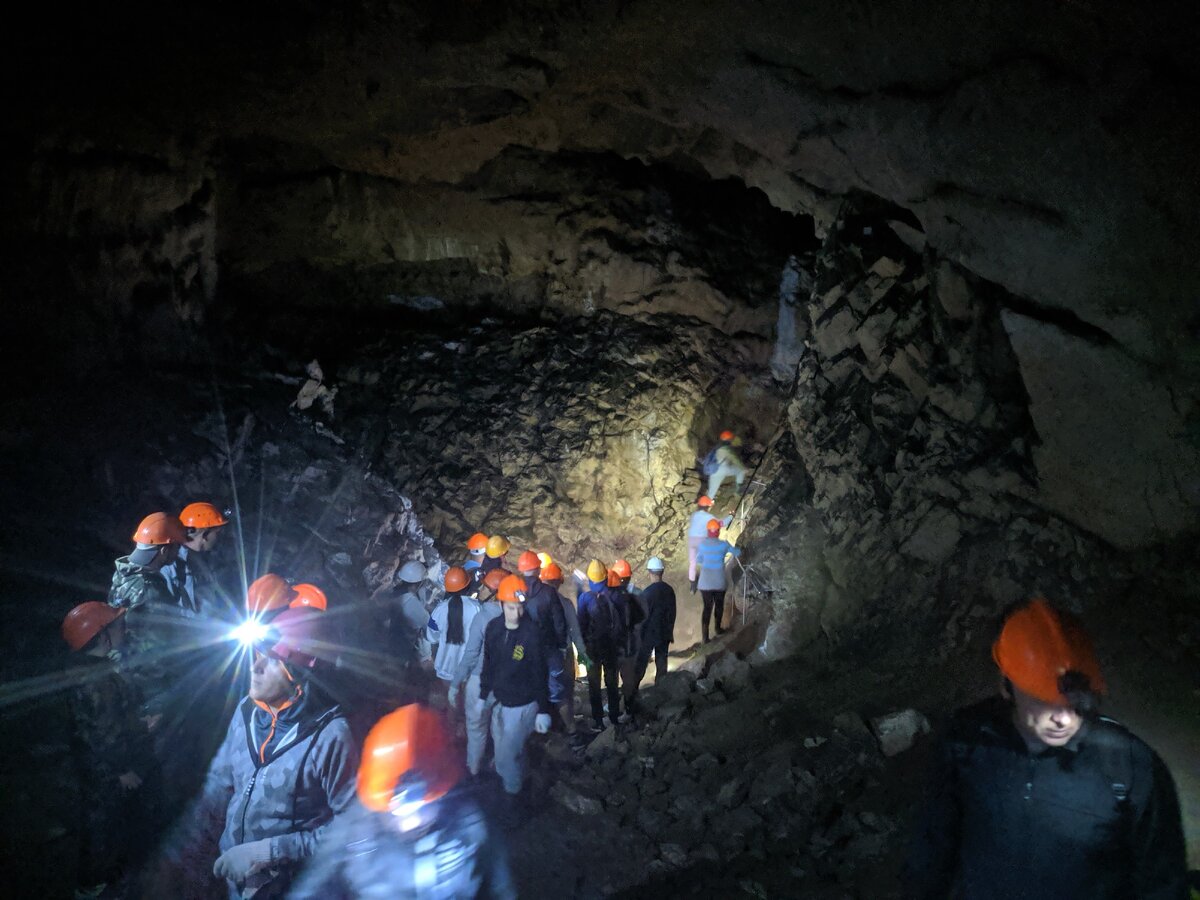Внутри новомурадымовской пещеры (нажмите на стрелку вправо чтобы увидеть больше фотографии) 