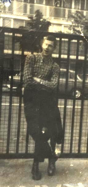 Хокстон Том Маккурт, бас-гитарист группы «The 4-Skins», 1977 год