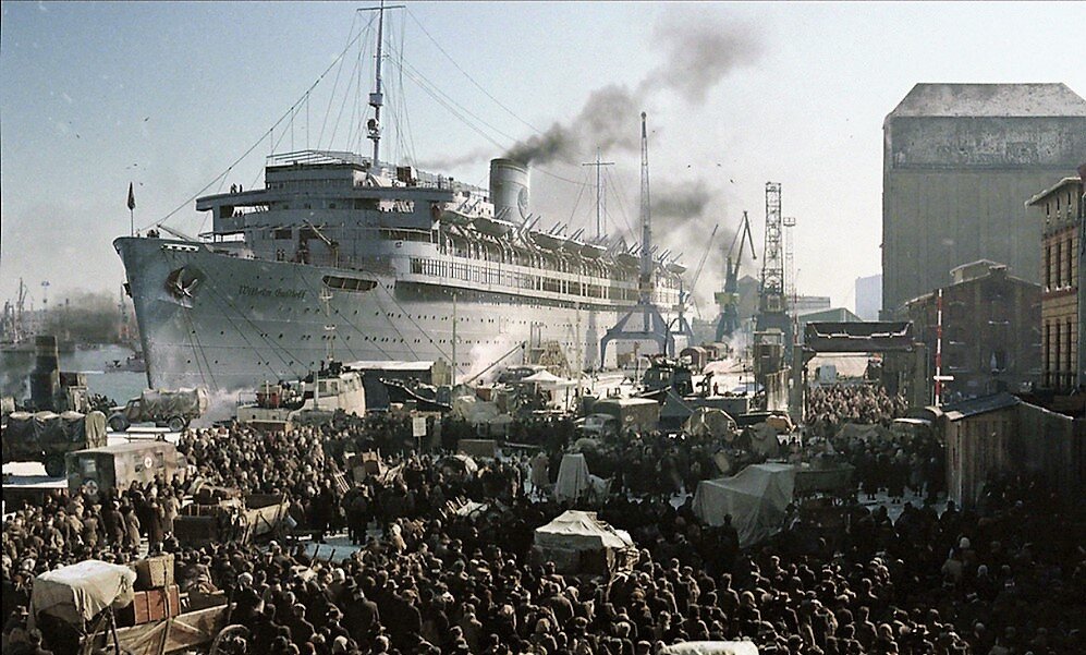 Посадка на "Вильгельм  Густлов"  22.01.1945г, г.Готтенхафен. Кадр из фильма