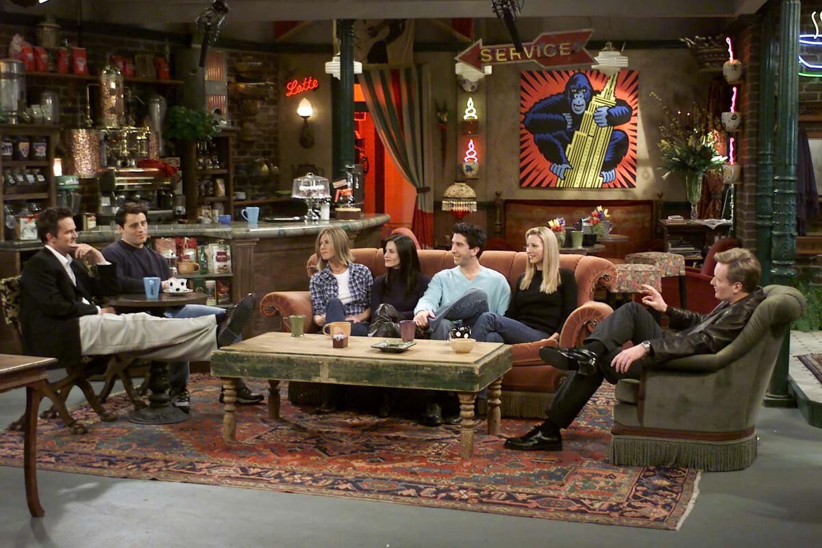 Куда дели друзья. Сериал друзья кафе Central Perk. Кафе централ перк из сериала друзья. Кофейня из сериала друзья в Нью-Йорке. Кофейня из сериала друзья Central Perk.