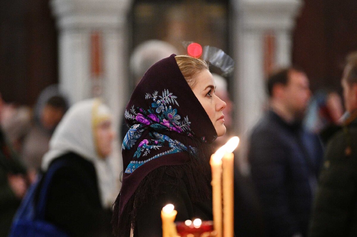 Думая о чем-то сокровенном… Из архива сайта Патриарха Московского и Всея Руси. https://foto.patriarchia.ru/news/torzhestva-po-sluchayu-prisoedineniya-arkhiepiskopii-zapadnoevropeyskikh-prikhodov-russkoy-traditsii-k-russkoy-pravoslavnoy-tserkvi-liturgiya-v-khrame-khrista-spasitelya-vruchenie-patriarshey-gramoty-2019-11-03/