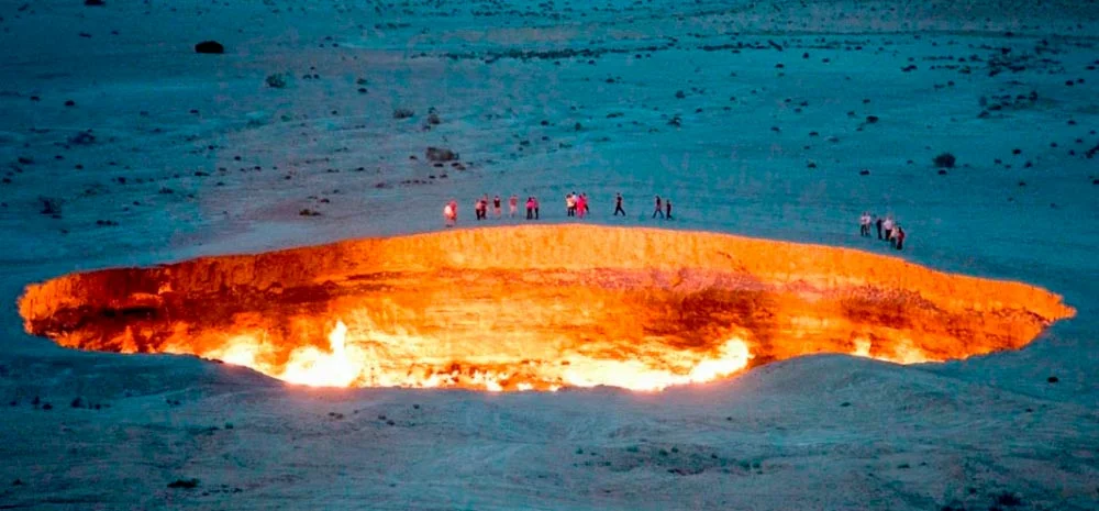 Провалиться в тартарары. Дарваза 1971. Газовый кратер врата ада Туркменистан. Врата ада в Каракумах. Дарваза водяной кратер.