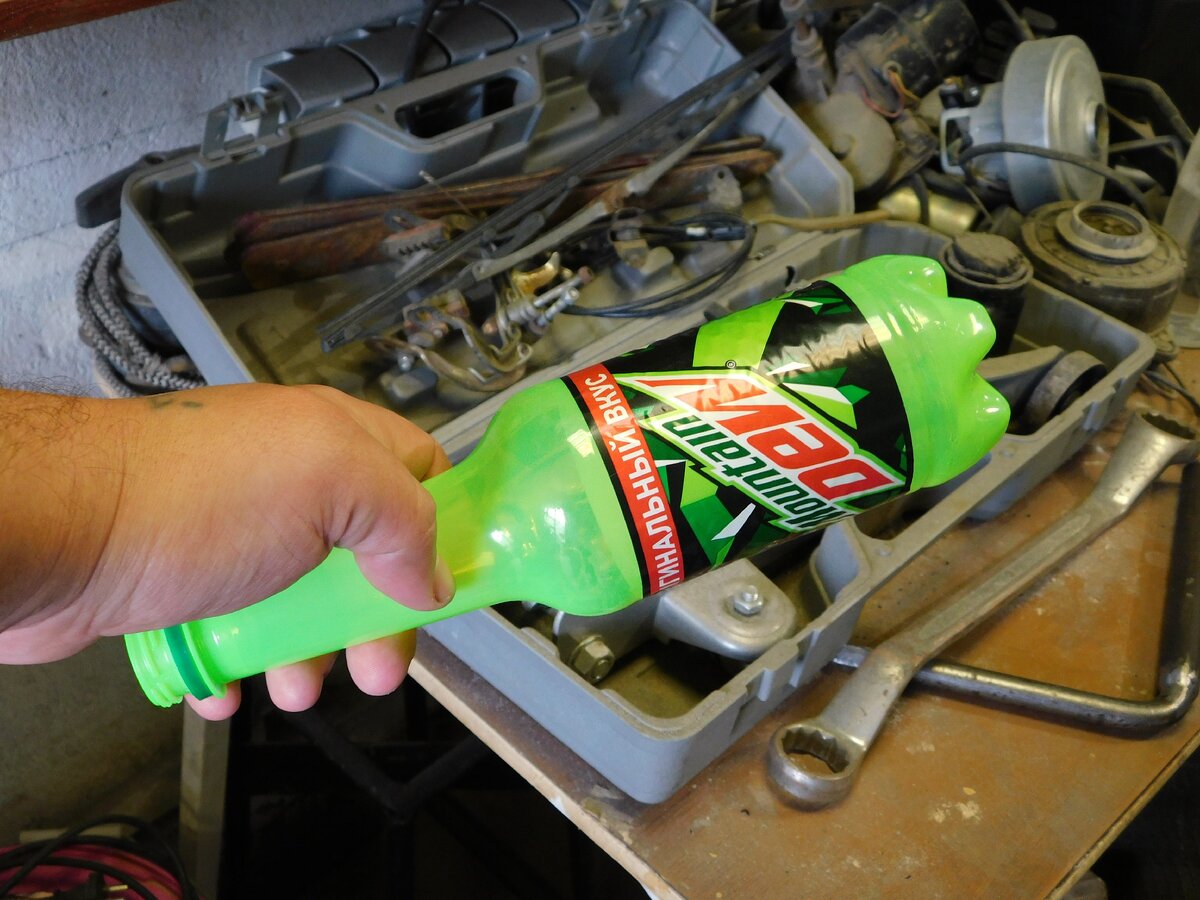 при изготовлении бутылок через трубку