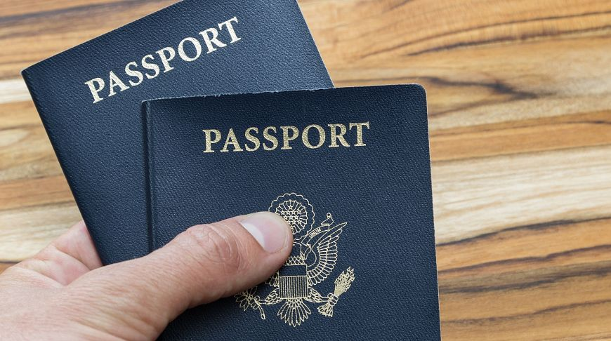 В принципе, вы можете всю жизнь прожить в статусе постоянного резидента, не задаваясь вопросом о том, как получить гражданство в США. Однако, как нам кажется, гораздо приятнее жить под защитой страны, в которой проводишь столько времени.