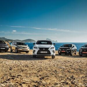 По теме

ТЕСТ-ДРАЙВ

Обновленный Lexus RX

Буква «h» во всех трёх индексах указывает на то, что речь идёт о гибридах (от «hybrid»). С такой приставкой в России, например, уже продаётся RX 450h – он доступен с бензиновом двигателем и парой электромоторов. Ожидается, что подзаряжаемым гибридом будет только RX 450h+ – ему прочат 306-сильную установку от недавнего Toyota RAV4 PHEV. Она включает 2,5-литровый мотор и электродвигатель. На одной электротяге автомобиль сможет проехать около 62 километров.RX 350h в свою очередь оснастят установкой THS II на базе бензинового агрегата объёмом 2,5 литра, а RX 500h укомплектуют системой с шестицилиндровым мотором 3.5. Ожидается, что новый Lexus RX появится на рынке в 2022 году.

Актуальный Lexus RX производится с 2015 года, а в прошлом году до России добралась обновлённая версия. Модель доступна в переднеприводном исполнении RX 300 с двухлитровой «четверкой» мощностью 238 сил, RX 350 комплектуется 3.5 V6 мощностью 294 силы, а топовый RX 450h — гибридной силовой установкой, выдающей 313 лошадиных сил.Источник: Роспатент
