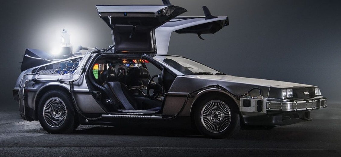Автомобиль DeLorean DMC-12 из фильма "Назад в будущее"