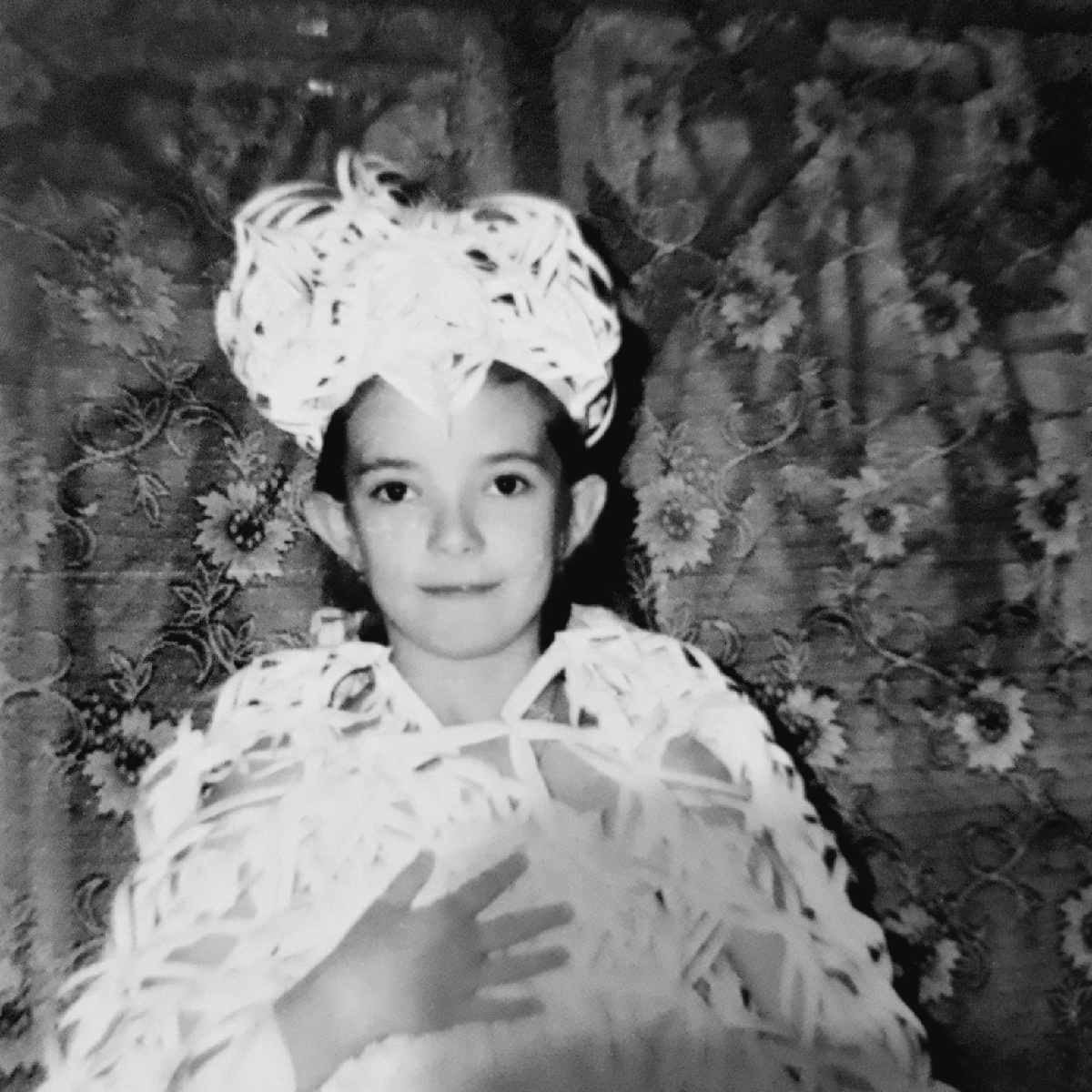 Маленькая я. Первая примерка того самого "бумажного наряда" Зимней Королевы. 2011 год.