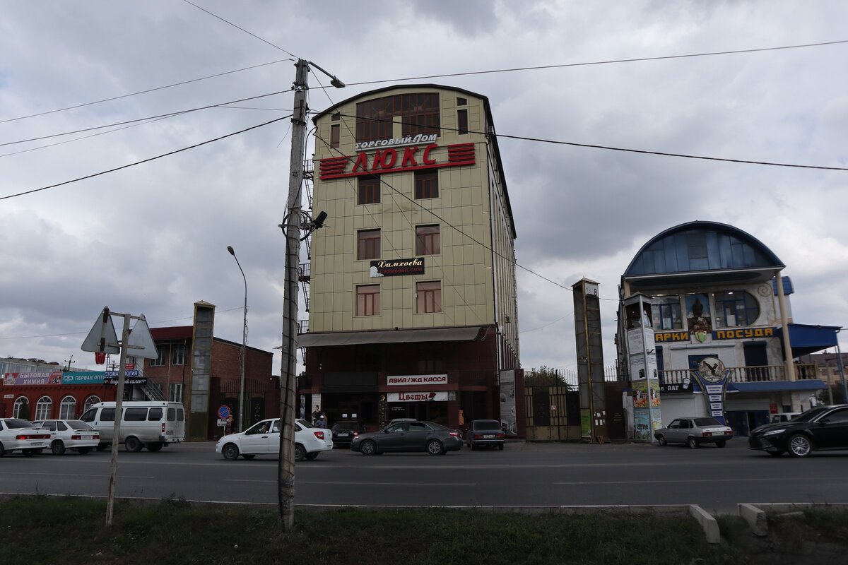 Покажи назрань. ТЦ Ковчег Назрань. Экажевский круг Назрань. ЖД вокзал Назрань. Назрань Ингушетия.