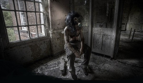 По отрывочным и, если быть честным, не слишком вызывающим доверие сведениям, в 1983 году группа ученых, связанных с радикальными религиозными организациями, провела нелегальный эксперимент в неназываемом учреждении.
Ученые выдвинули теорию, что человек, полностью лишенный чувств и стимулов из внешней среды, сможет ощутить присутствие Бога. Они полагали, что пять чувств блокируют наше осознание вечности, и без них человек сможет действительно установить мысленный контакт с Богом. Пожилой мужчина, который заявил, что ему «нечего терять», был единственным подопытным-добровольцем. Чтобы экранировать его сознание от всех чувств и ощущений, ученые провели сложную операцию, в ходе которой части мозга, отвечающие за сознание, были отделены от всех нервных окончаний. В итоге, хотя подопытный полностью сохранил способность передвигаться, он не мог видеть, слышать, чувствовать, ощущать запах или боль. Лишенный возможности общаться и даже ощущать внешний мир, он остался наедине со своими мыслями. 

Ученые отслеживали его состояние, а он описывал свое душевное состояние нечленораздельными предложениями, которые сам не мог слышать. Спустя четыре дня он сообщил, что слышит шипящие неразборчивые голоса в своей голове. Еще два дня спустя мужчина прокричал, что с ним говорит его усопшая супруга — и, более того, он может отвечать ей. Ученые были заинтригованы, но окончательно они поверили ему только тогда, когда он начал перечислять имена их умерших родственников, о которых ранее не знал. Он имел сведения, которые мог получить только от мертвых супругов или родителей учёных. На этом этапе большинство ученых отказалось от продолжения экперимента. 

После недели мысленных разговоров с мертвыми подопытный заявил, что голоса стали невыносимыми. Всякий раз, когда он бодрствовал, в его сознание проникали сотни голосов, которые отказывались оставлять его в покое. Он часто бросался на стену, тщетно пытаясь вызвать боль. Он умолял ученых дать ему снотворное, чтобы он мог спастись во сне от голосов в голове. Это сработало лишь на три дня, после чего у него начались жестокие ночные кошмары. Подопытный раз за разом повторял, что во сне видит и слышит мертвых людей. 

Позже подопытный начал царапать свои невидящие глаза, надеясь установить хоть какой-то контакт с внешним миром. Он бился в истерике и говорил, что голоса мертвых его оглушают и становятся враждебными, рассказывая ему о преисподней и конце света. В какой-то момент он выкрикивал: «Нет рая, нет прощения!» — на протяжении пяти часов подряд. Он постоянно просил об эвтаназии, но ученые были уверены, что очень скоро он войдет в контакт с Богом, как и предполагалось. 

Еще день спустя подопытный утратил способность к связной речи. По-видимому, потеряв рассудок, он начал откусывать плоть со своей руки. Ученые привязали его к столу, чтобы он не убил себя. Пару часов спустя подопытный перестал вырываться и кричать. Он слепо уставился в потолок, а из глаз его беззвучно потекли слезы. Две недели ученым приходилось вводить ему жидкость внутривенно из-за того, что он постоянно рыдал и из-за этого обезвоживал организм. Наконец, он повернул голову набок и прошептал: «Я говорил с Богом, и он покинул нас». В тот же момент все его жизненные процессы остановились. Причина смерти не была установлена.