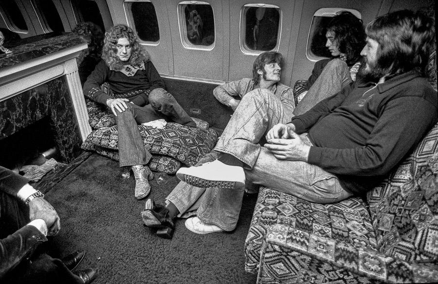 Led Zeppelin на борту своего личного боинга. 1975 год.