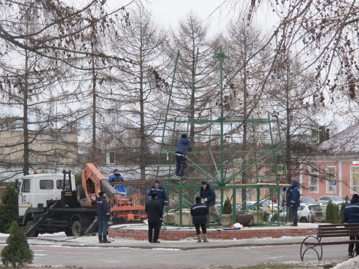 Бронницы. Главная площадь города. Рабочие устанавливают новогоднюю елку. Фото автора