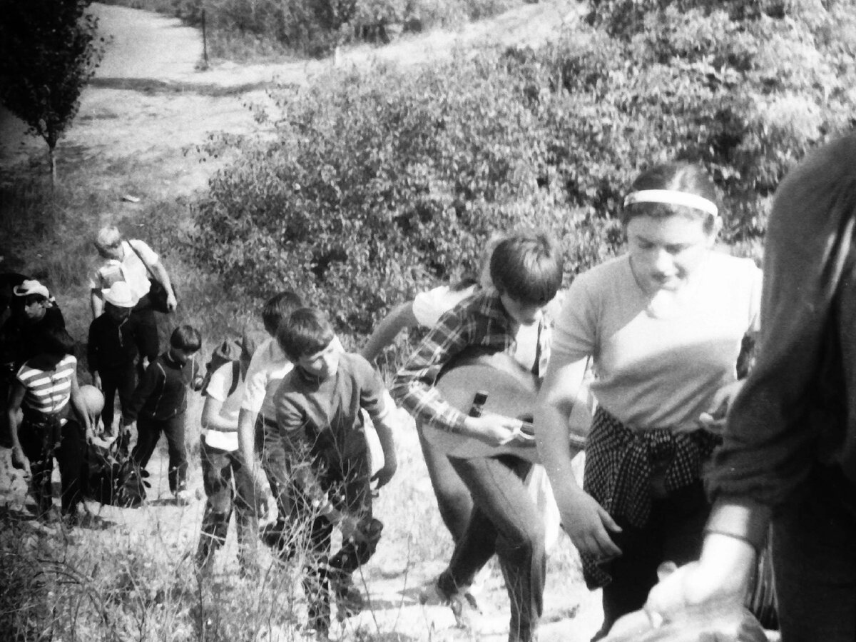 партизаны белоруссии 1941. отряд идущий первым. отряд военных. штурм дейз. военный на закате.